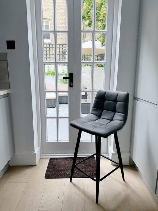 Londwell, Luxe And Leaves, Chelsea Flat With Private Garden Appartement Londen Buitenkant foto
